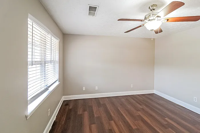 612 Ralph Rd SE — Photo 3