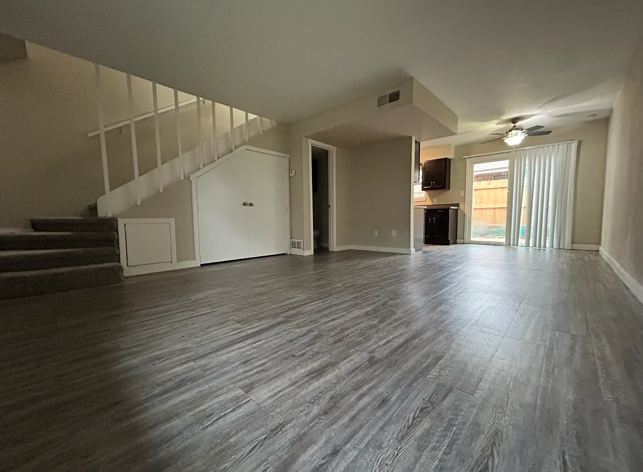 2 bed, 1.5 bath, 1000 sqft, $995 — Photo 2