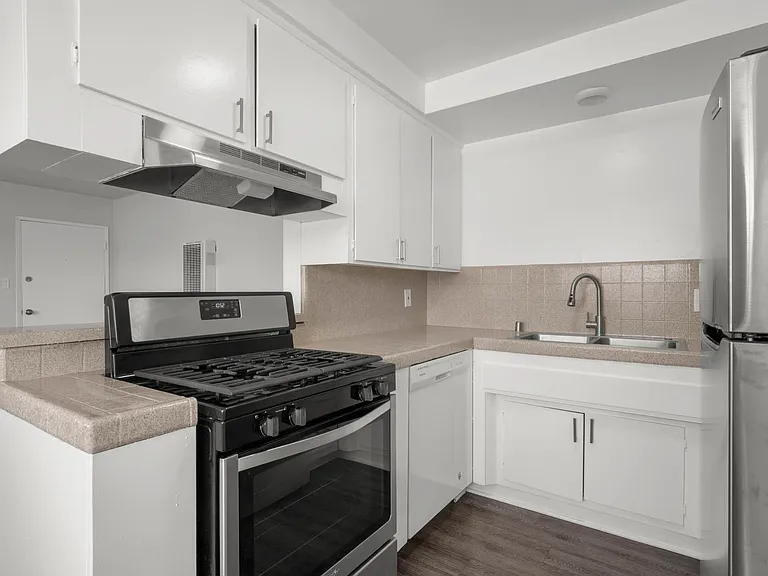 814 Victor Ave #14 — Photo 6