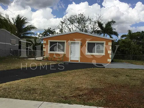 1785 SW 43rd Ave Photo 1