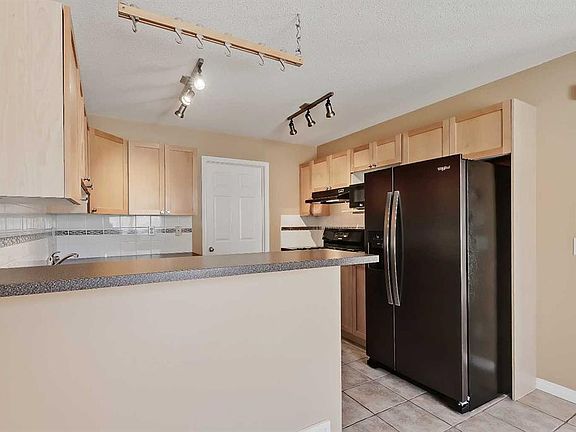 4th image of 40 W Simcoe Pl SW