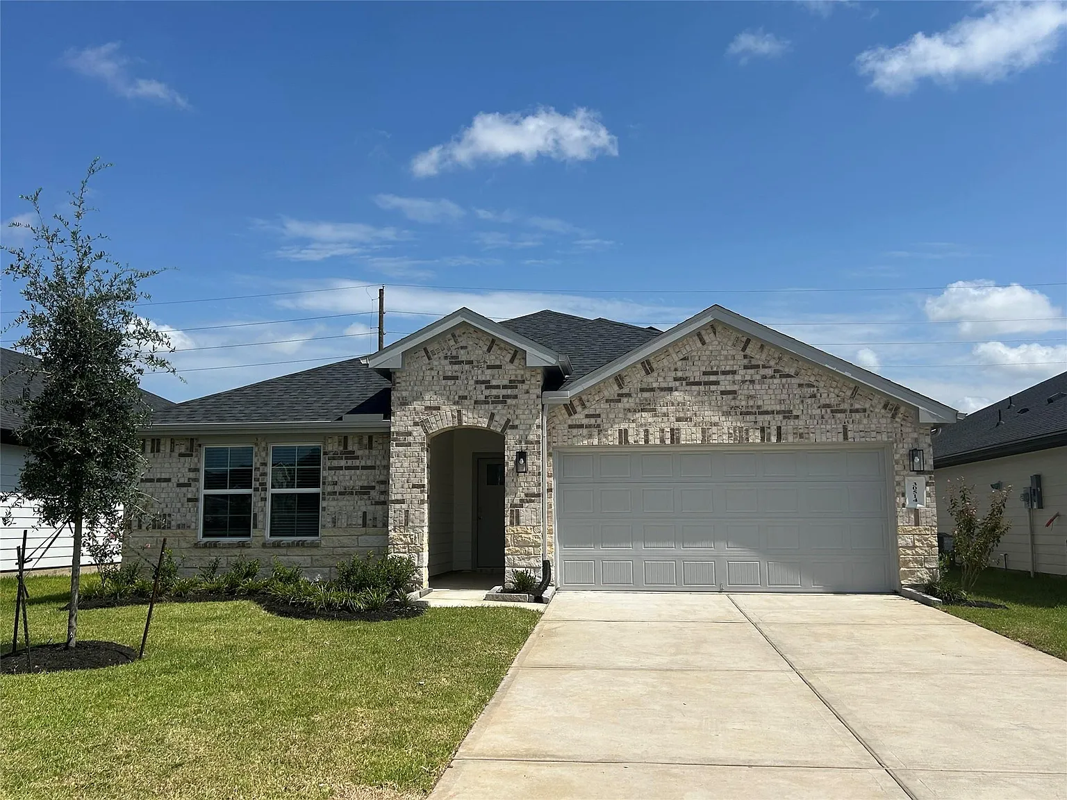 4 bed, 2.0 bath, 2031 sqft, $2,400 — Photo 1