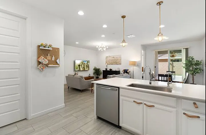 Cook and dine with ease in this spacious kitchen. The entire group can gather around and hang out before the concert.