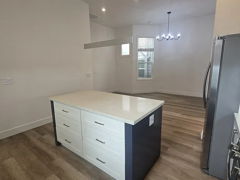 1649 La Salle Ave #1649 — Photo 4