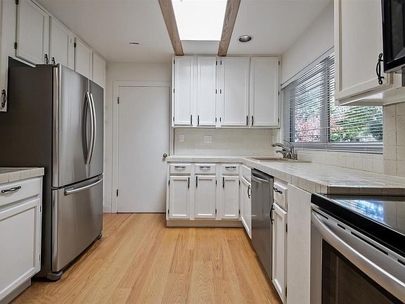 5th image of 211 E Creek Dr