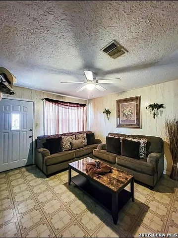 3 bed, 1.0 bath, 1120 sqft, $1,050 — Photo 3