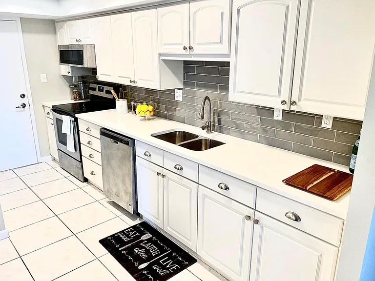 7400 Sun Island Dr #401 — Photo 2
