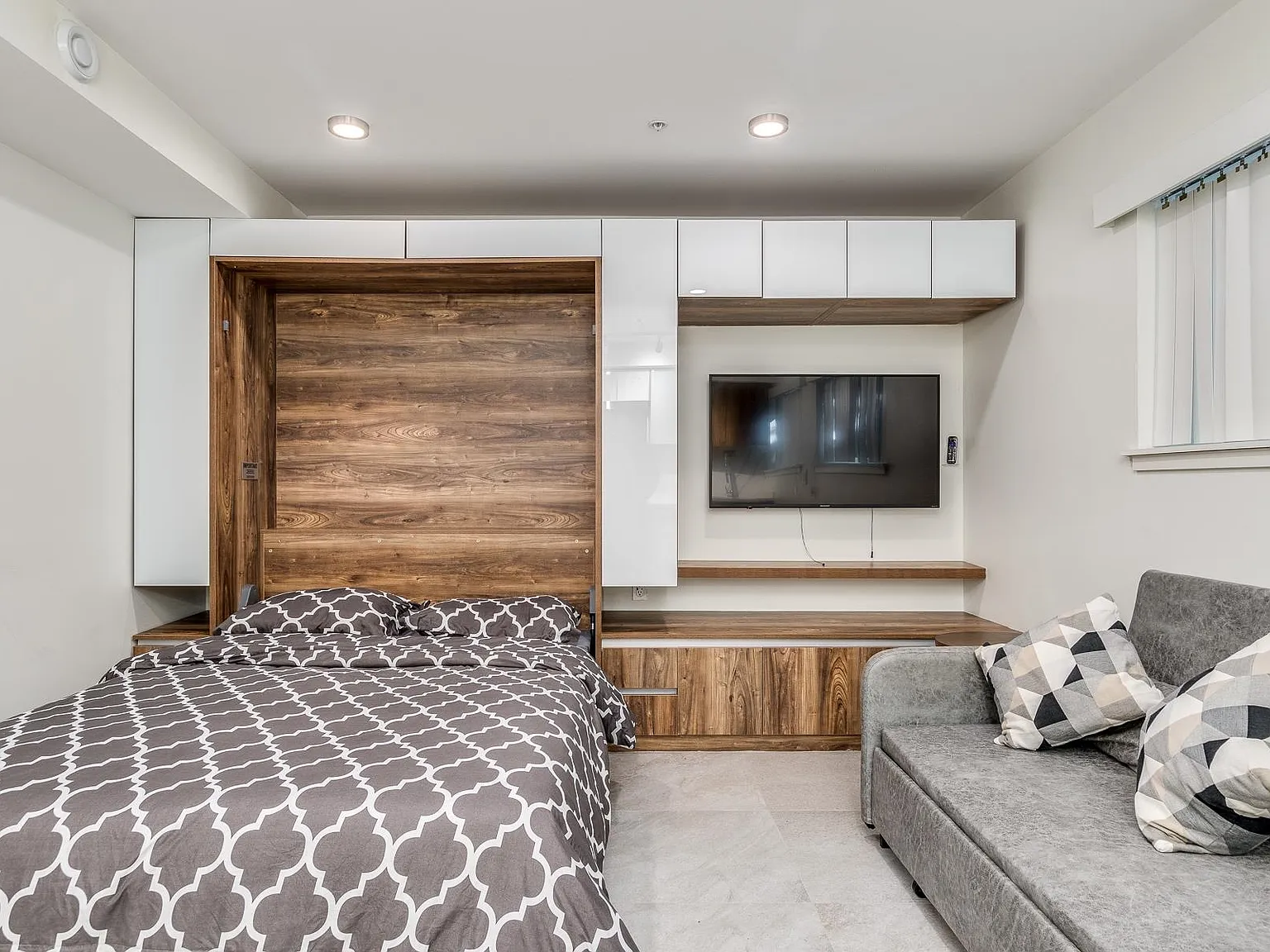 Studio, 400 sqft, $2,490 — Photo 1