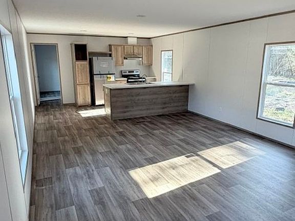 3rd image of 121 Oak Log Lake Rd.