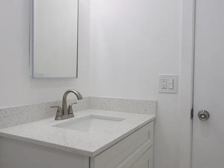 405 W 11th St #12 — Photo 25