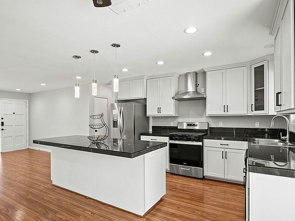 3rd image of 51410 Village Ave