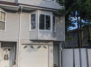 30 Susanna Ln, Staten Island, NY 10312