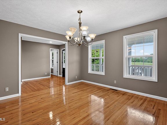 5th image of 157 Stoneybrook Dr