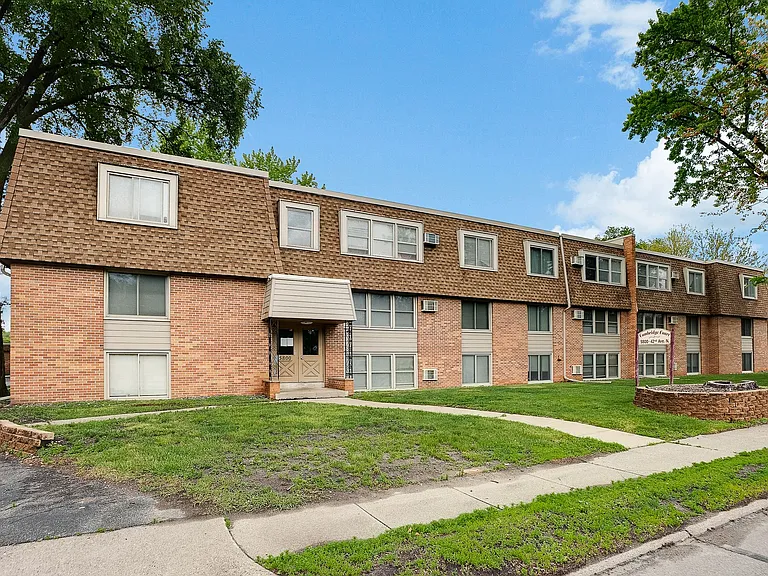 Cambridge Court Apartments — Photo 1
