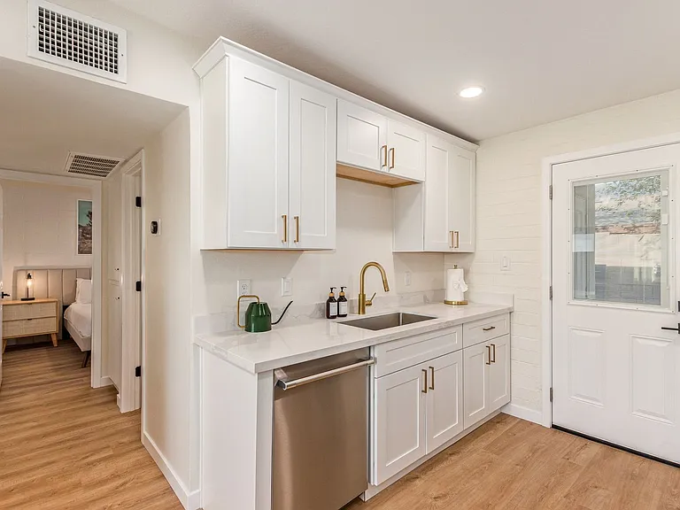 930 E Henry St #B — Photo 8