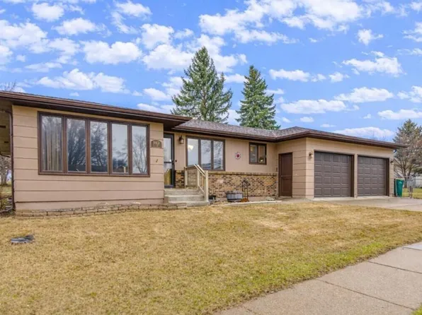 1913 Grant Dr, Bismarck, ND 58501