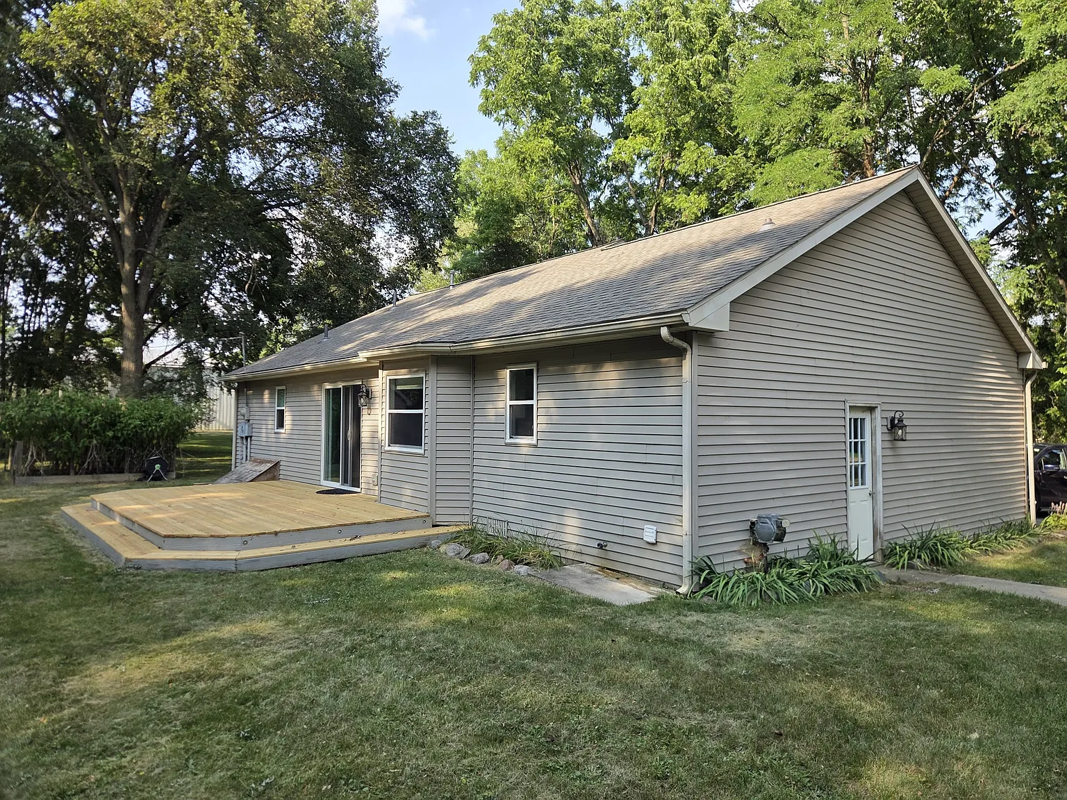 10898 Hall Rd — Photo 2