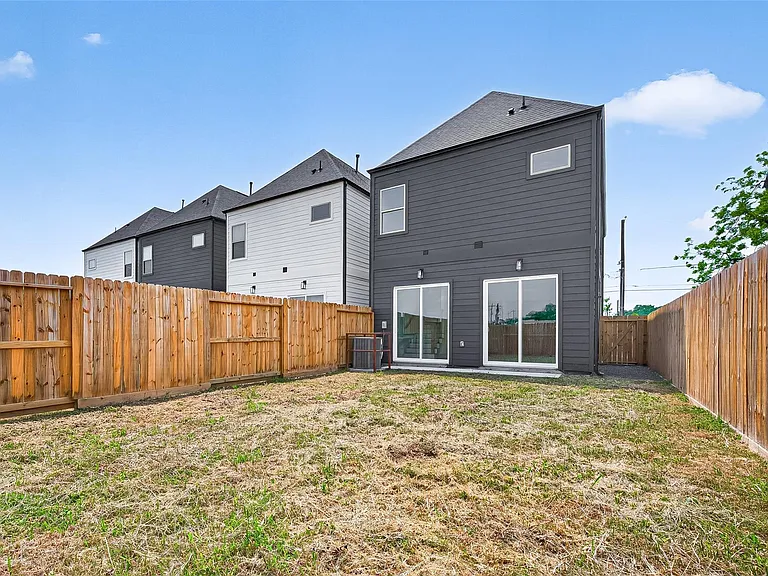 7422 Maxroy St — Photo 37
