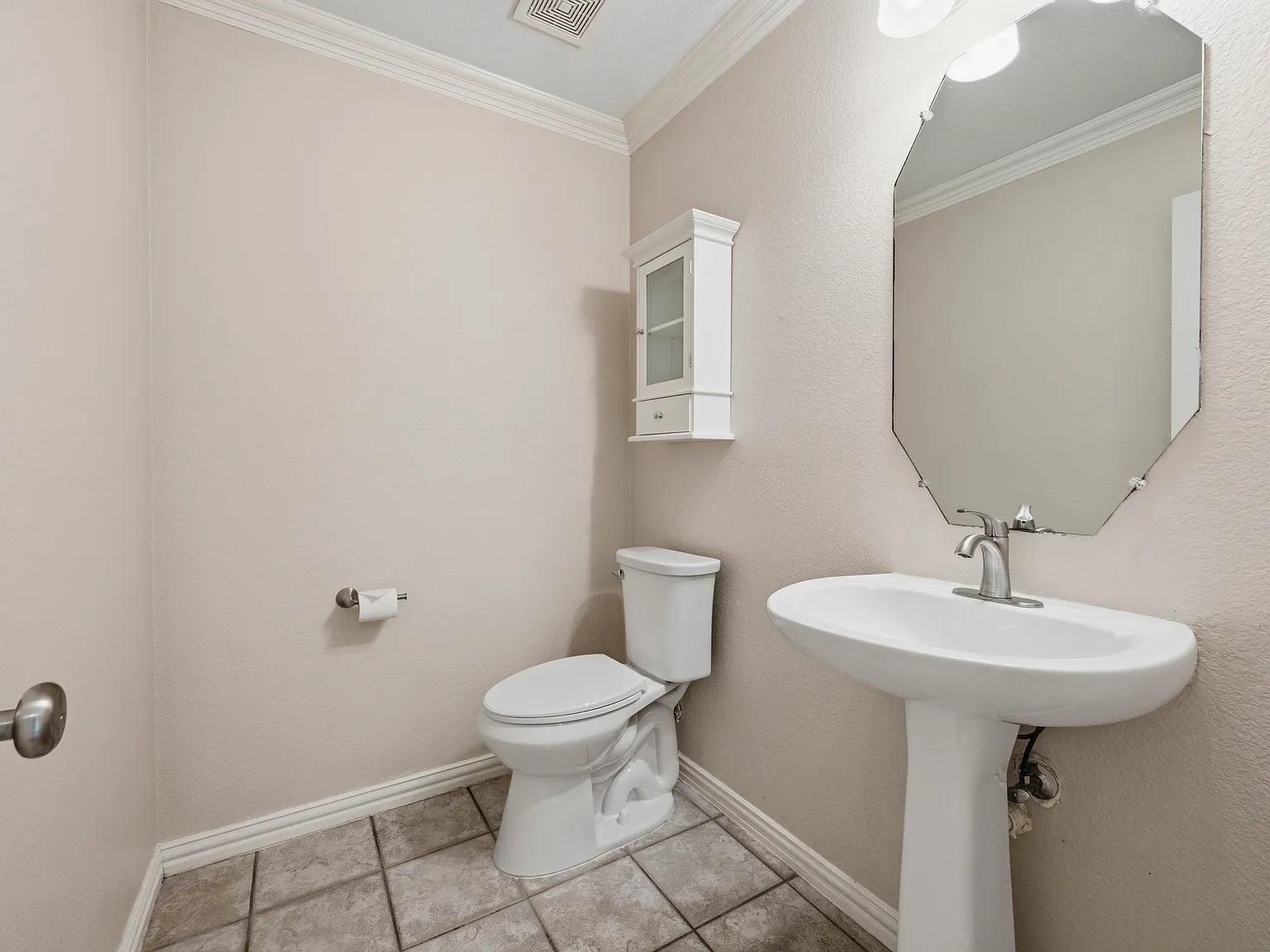3 bed, 2.5 bath, 2043 sqft, $2,600 — Photo 4