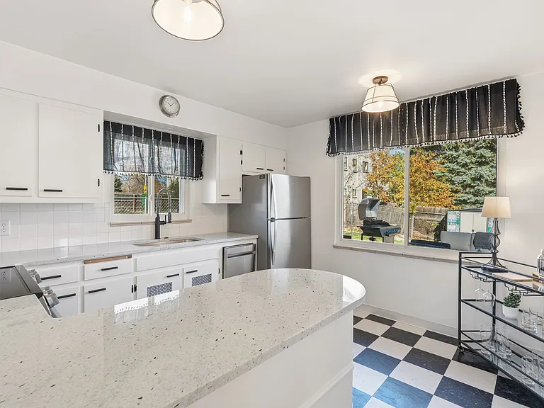1004 Mantz Pl — Photo 9