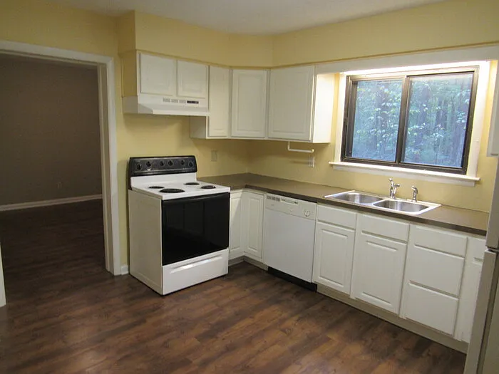 3 bed, 2.0 bath, 1525 sqft, $1,950 — Photo 2