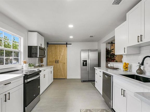 5th image of 301 N Fremont Ave
