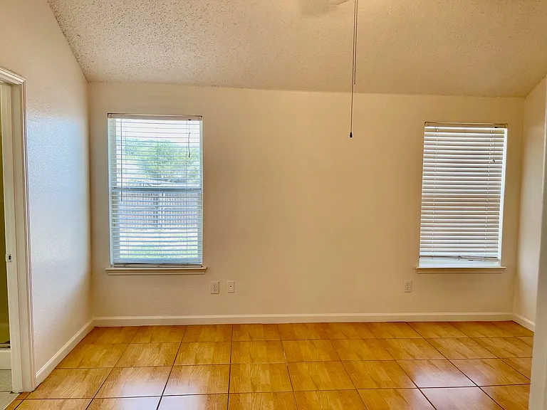 1008 Rock Springs Dr — Photo 22