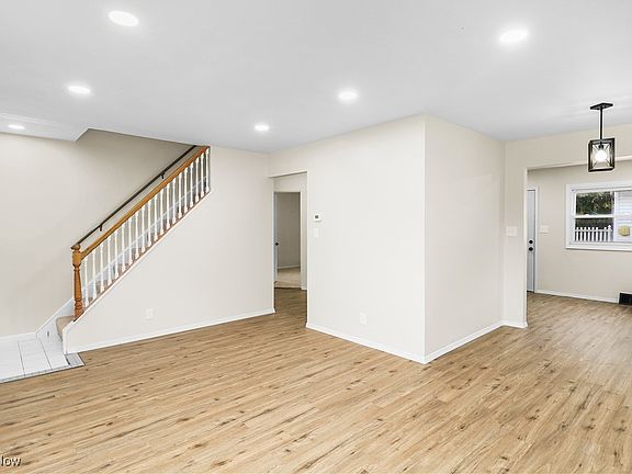 4th image of 26430 Drakefield Ave