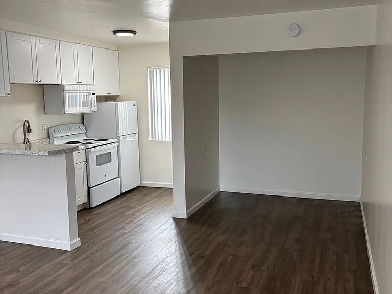 974 Thomas Ave #5 — Photo 4