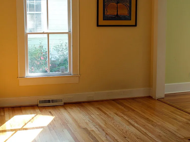 915 W Markham Ave — Photo 2