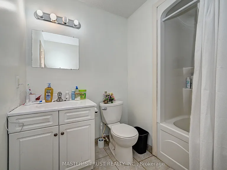 81 Columbia St W #12 — Photo 32