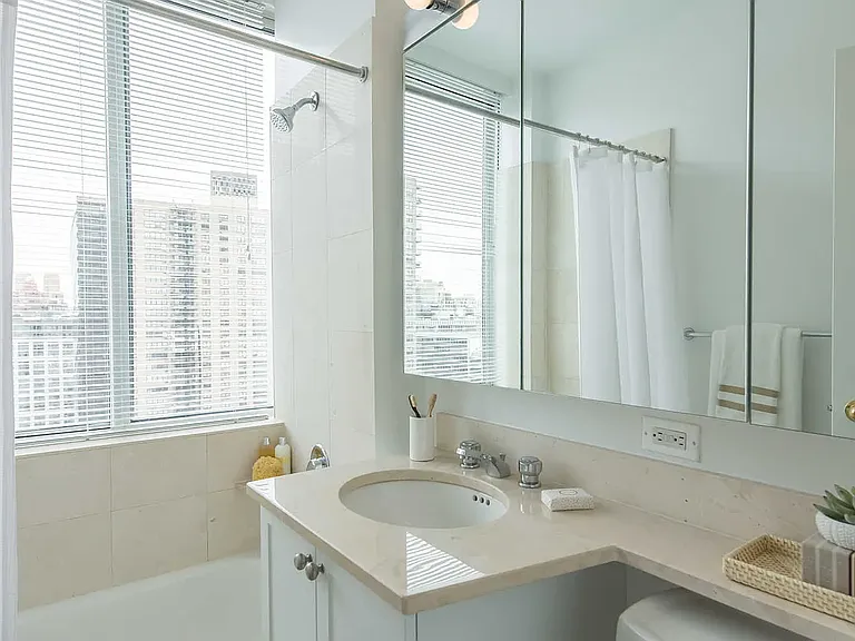 180 Riverside Blvd #10V — Photo 49