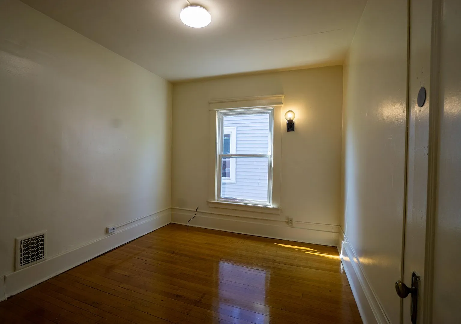 971 Lancaster Ave - Available 7/1/27 - Beautiful Duplex Within Walking Distance To Campus — Photo 1