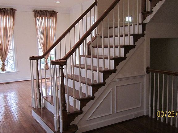 Foyer w/Crown Molding