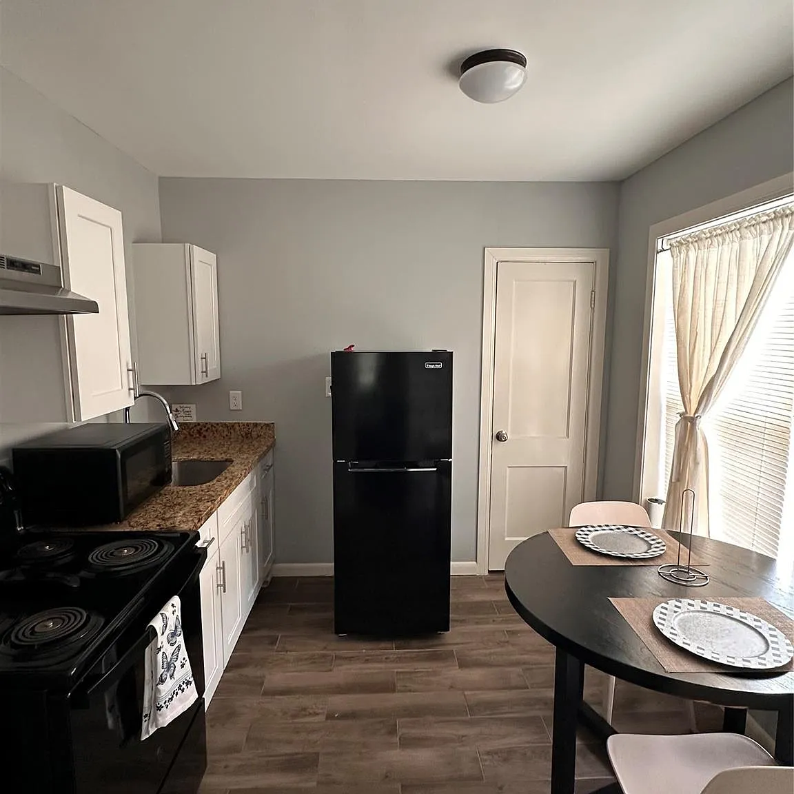 Studio, 1.0 bath, 350 sqft, $900 — Photo 3