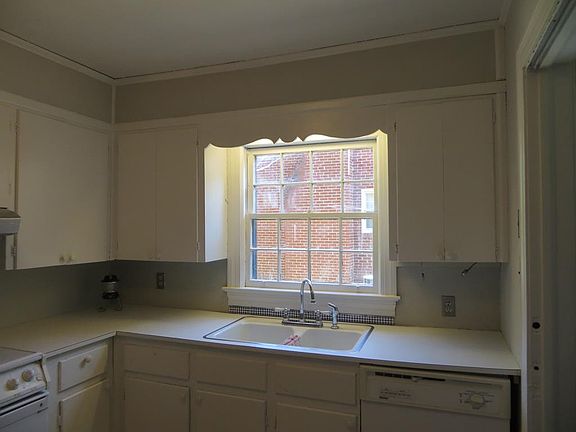 5th image of 153 Clarendon Cir