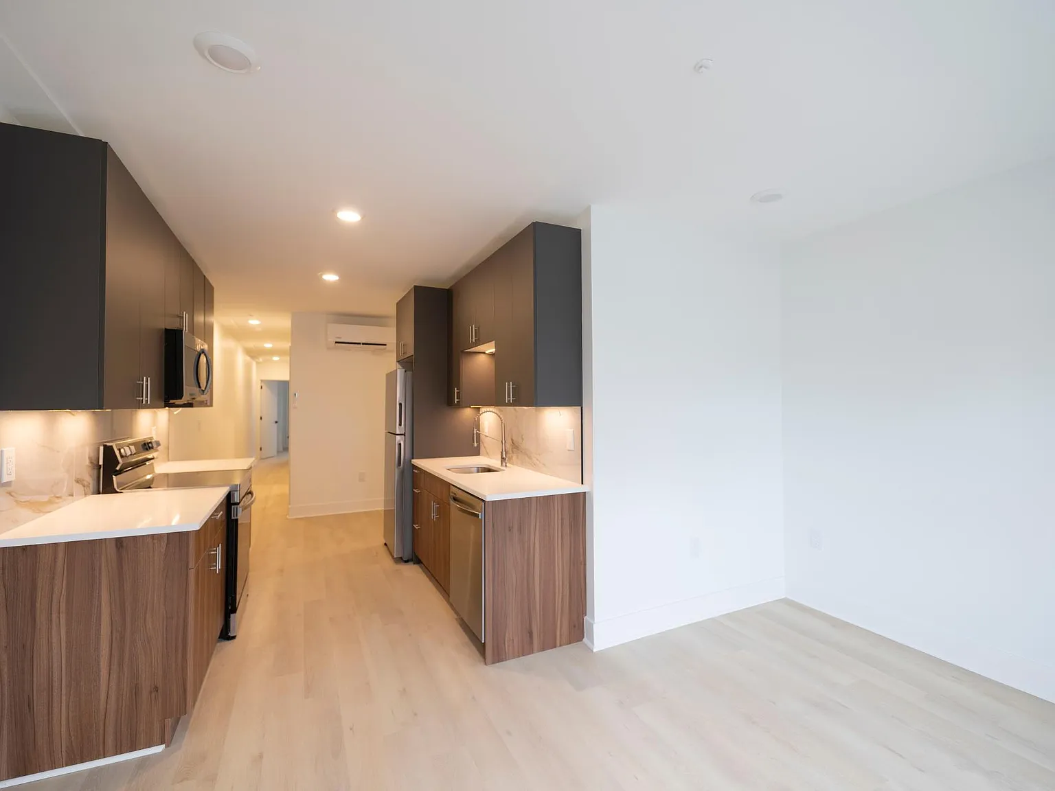 2 bed, 700 sqft, $1,550 — Photo 2