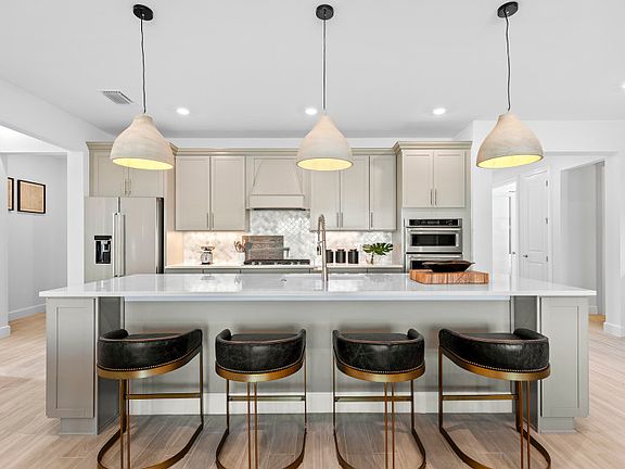 Large center island, perfect for hosting parties