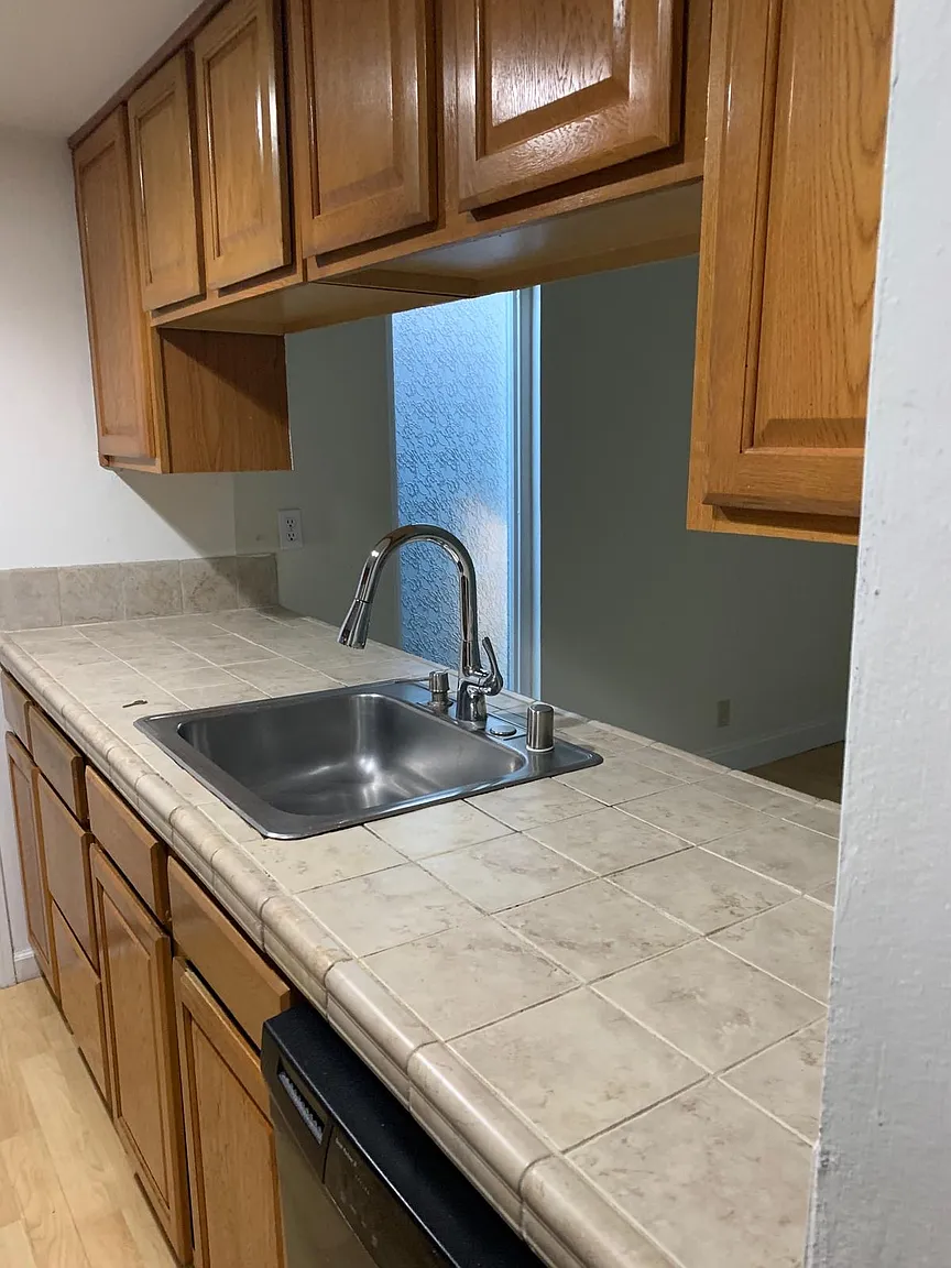 5486 Roundtree Dr APT B photo 1