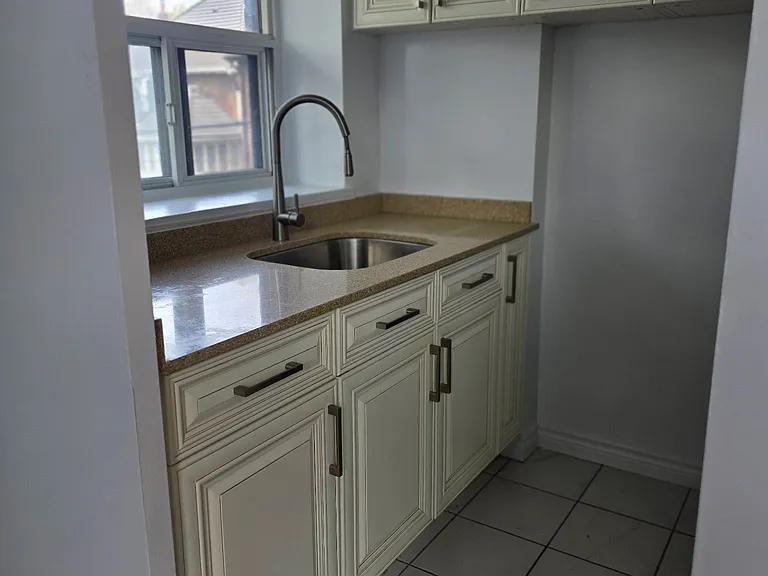 392 Jane St #204 — Photo 5