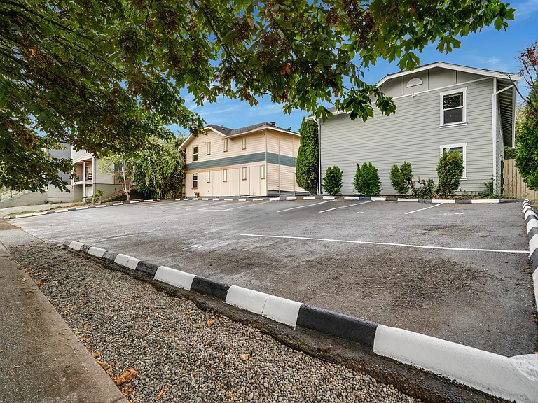 2412 S I St #4 — Photo 3