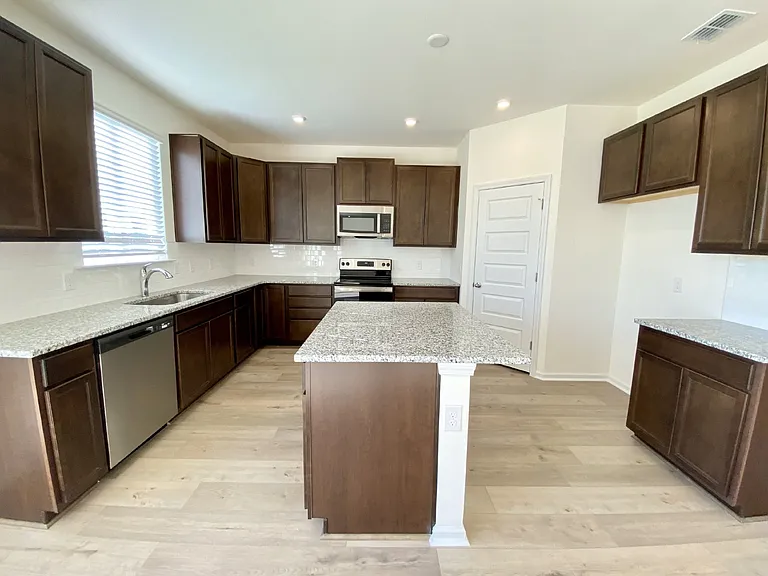 82 Mainland Lakes Dr — Photo 2