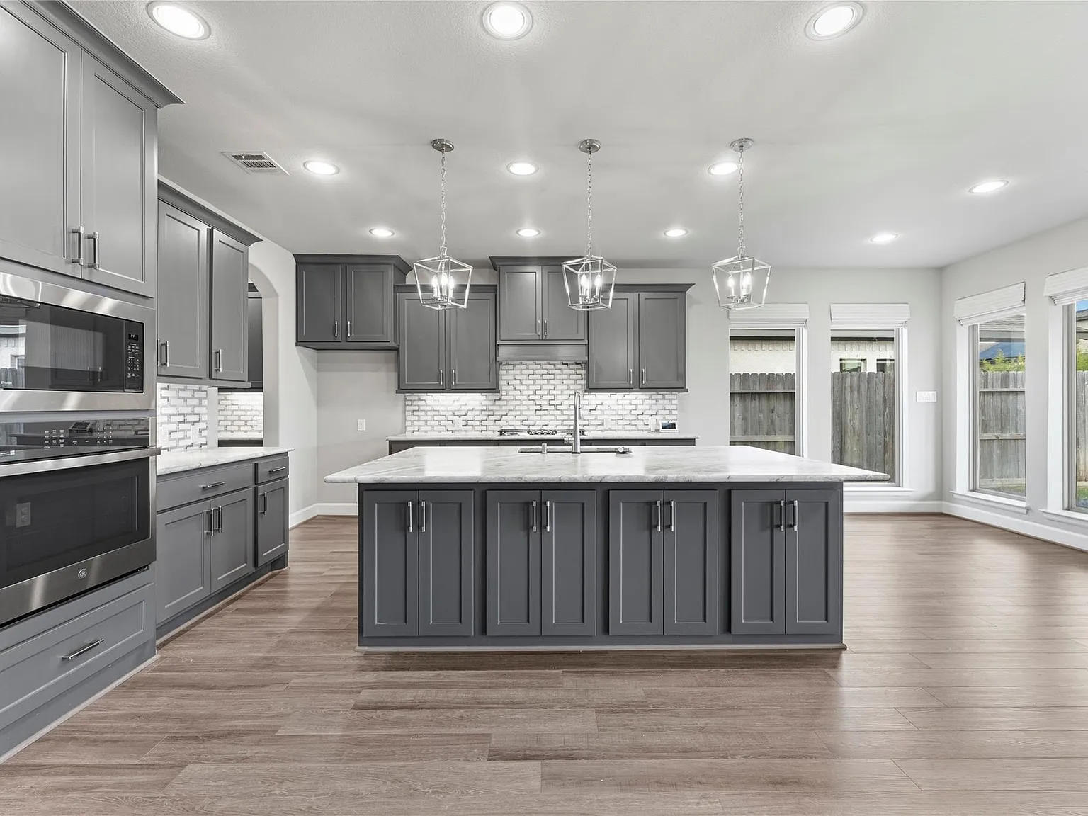 5 bed, 4.5 bath, 4008 sqft, $4,750 — Photo 2