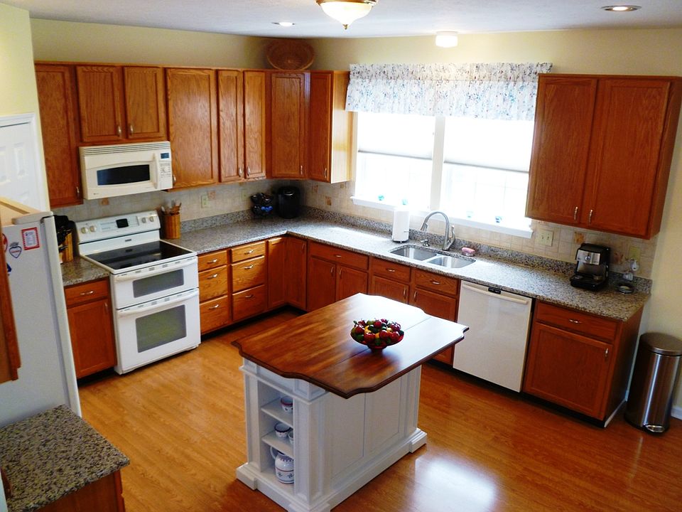 Huge Kitchen with Granite