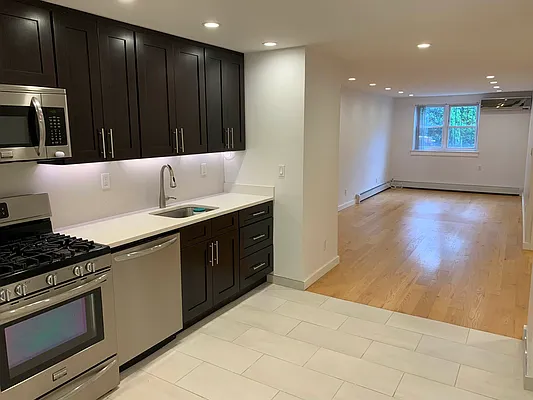 Rented by Halvatzis Realty | media 21