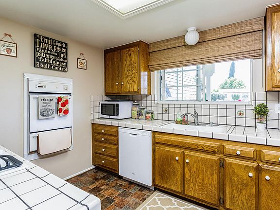 5th image of 304 Plumas Ave
