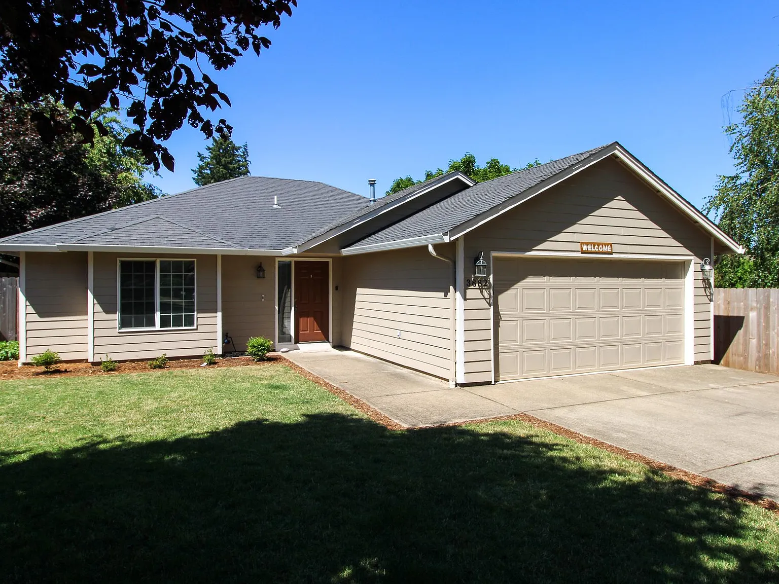 3 bed, 1324 sqft, $2,550 — Photo 1