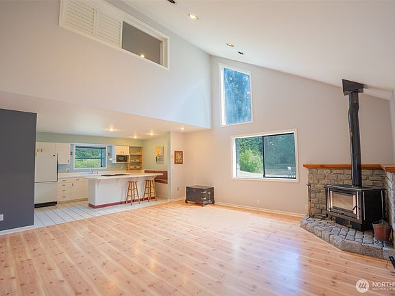 4th image of 734 Swan Road