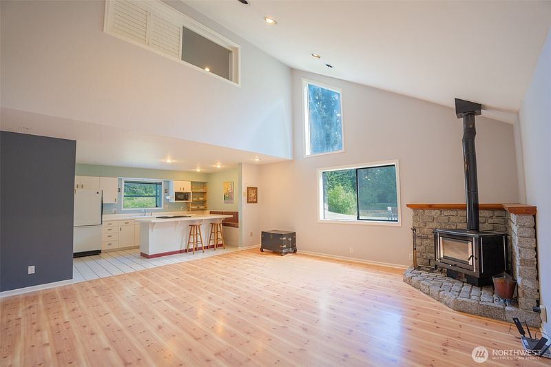 4th image of 734 Swan Road