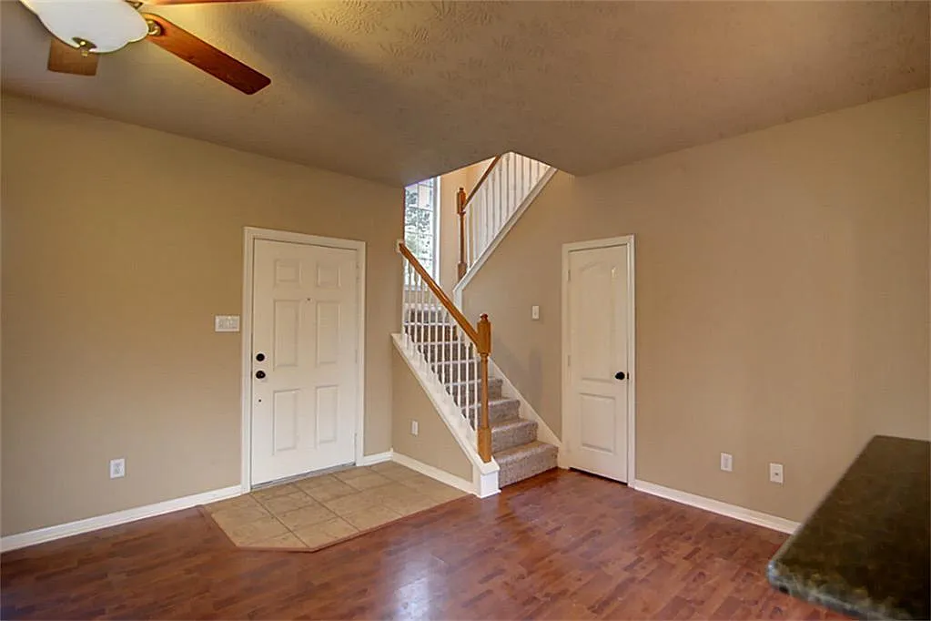 3 bed, 2.5 bath, 1871 sqft, $1,999 — Photo 3